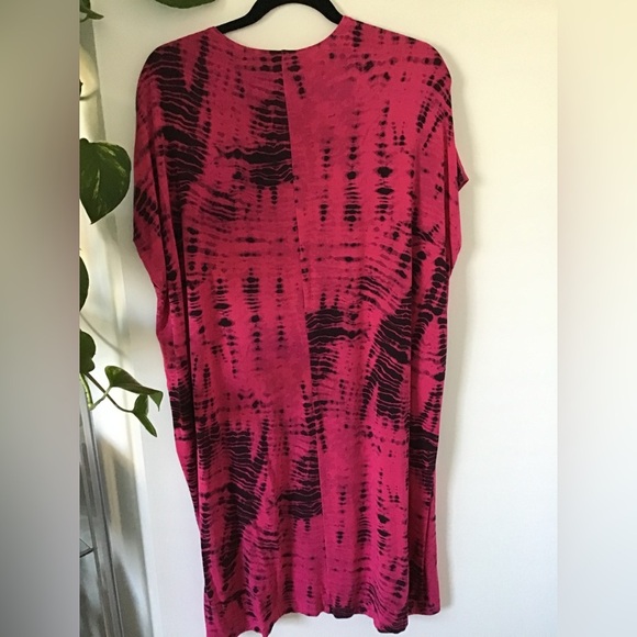 Vibrant Pink and Black Women's Tunic Top. - Picture 3 of 5